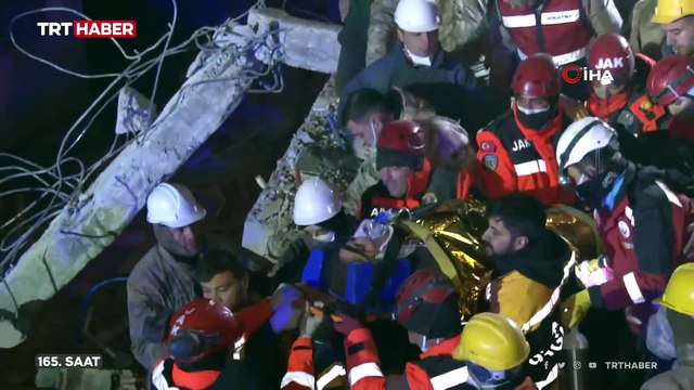 7. günde yeni mucize: 165. saatte enkazdan çıkarıldı