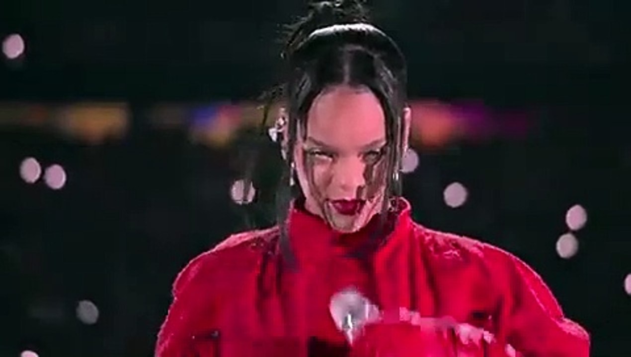 SHE’S BAAAACK   @Rihanna  #AppleMusicHalftime