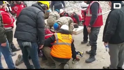 Bomberos españoles rescatan a una madre y sus hijas sepultadas en Turquía