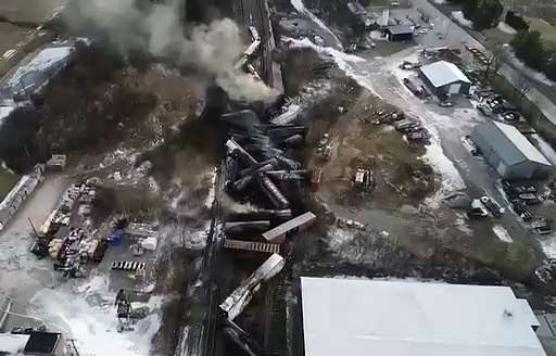 அமெரிக்காவில் இரசாயனங்களை ஏற்றிச் சென்ற ரயில் தடம் புரண்டு விபத்து! 