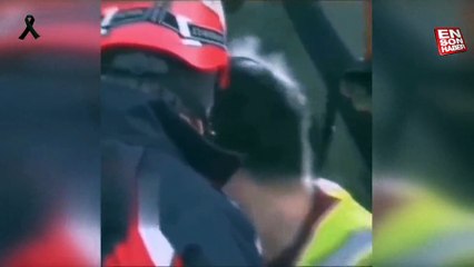 Afet bölgesindeki bir görevlinin başından yükselen dumanlar kamerada