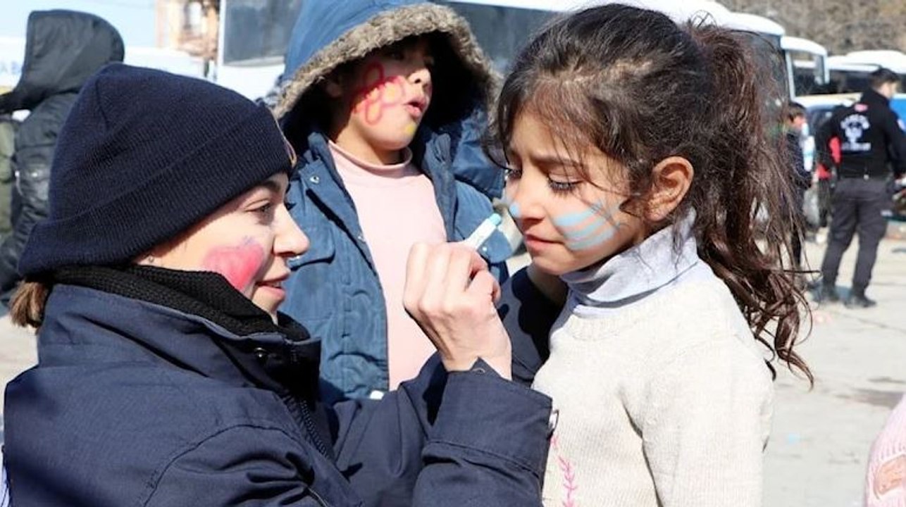 Depremzede çocukların ‘komutan abla’sı