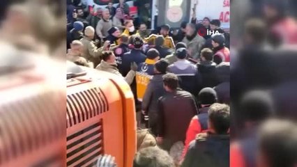 83 saat sonra altından çıktığı enkazlara kurtarma gönüllüsü olarak geri döndü