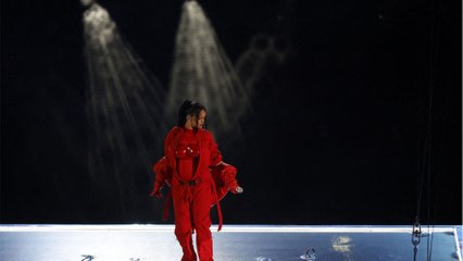 GALA VIDEO - Rihanna enceinte : elle dévoile sa grossesse en plein Super Bowl !