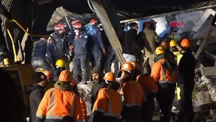 KAHRAMANMARAŞ-VAN DEPREMİNDEN KURTULAN AİLE, KAHRAMANMARAŞ'TA ENKAZDAKİ HAMZA'YI BEKLİYOR