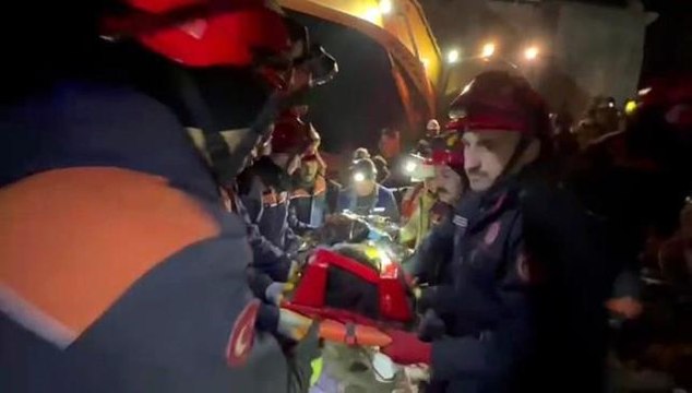 162 saat sonra enkazdan çıktı, En büyük asker bizim asker sloganlarıyla teşekkür etti