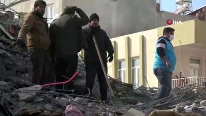 Enkaz altından çıktıktan 4 gün sonra kurtarma gönüllüsü oldu