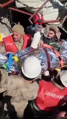 Hatay'da 175. saatte 2 çocuk ve anneleri enkazdan çıkartıldı