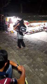 Xót xa hình ảnh người đàn ông 4h sáng vác nước đá lên đỉnh núi Bà Đen