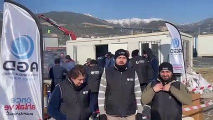 Depremzedelere köfte ekmek ikram ediyorlar