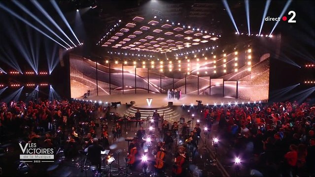 Calogero en larmes devant Serge Lama aux Victoires de la Musique