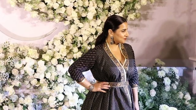 Genelia Uncomfortable Outfit With Riteish Deshmukh At Sidharth - Kiara Reception