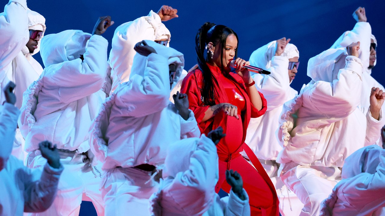 Baby-News bei Rihanna: Sängerin zeigt Babybauch beim Super Bowl