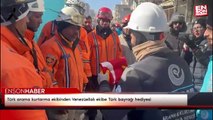 Türk arama kurtarma ekibinden Venezuelalı ekibe Türk bayrağı hediyesi