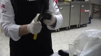 Yozgat'ta öğretmen ve öğrenciler depremzedeler için ekmek ve yemek hazırlıyor