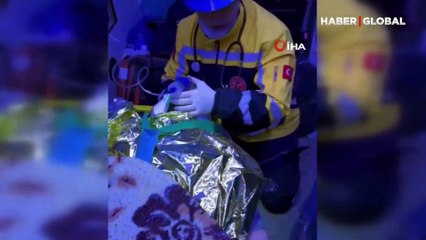 Enkazdan çıkarılıp ambulansa alınan kadın: Param yok ne olur beni özel hastaneye götürmeyin