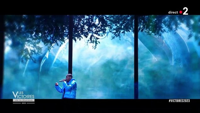 Tiakola interprète Parapluie en live aux Victoires de la Musique