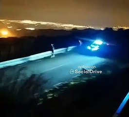 Dos jóvenes huyen de la policía en skate en el Tibidabo de Barcelona