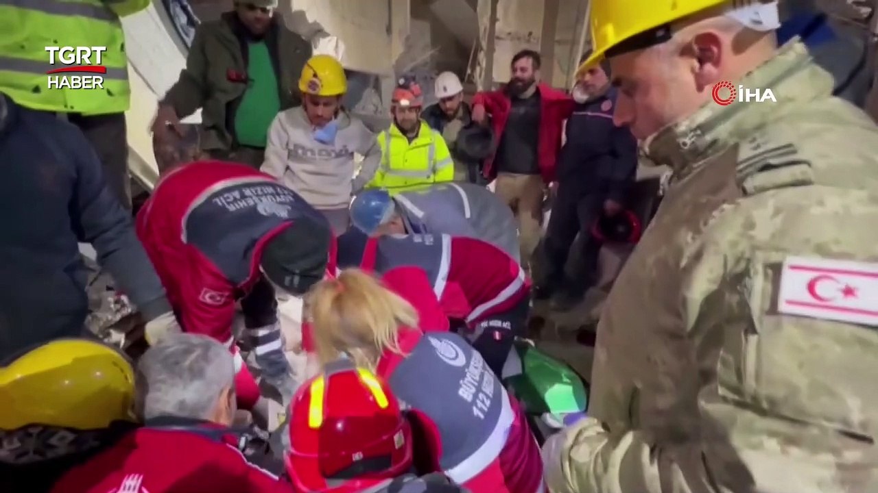 Saatler Sonra Enkazdan Çıktı, "En Büyük Asker Bizim Asker" Tezahüratıyla Teşekkür Etti - TGRT Haber