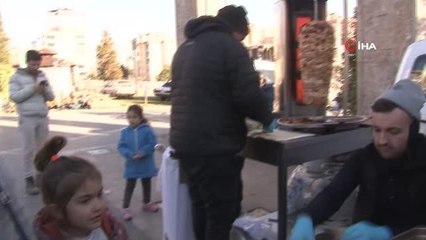 Kahramanmaraş'ta 8 kişilik arkadaş grubu depremzedelere ücretsiz döner ikramında bulundu