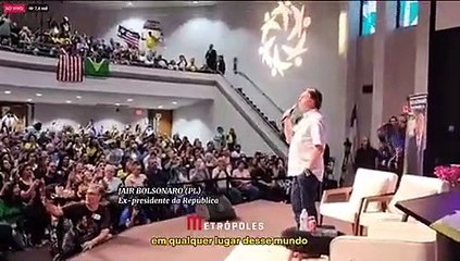 Bolsonaro palestra em igreja e anuncia volta ao Brasil: “Missão não acabou”