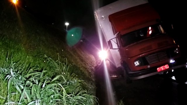 Caminhão Baú sai da pista e quase tomba na rodovia BR-277