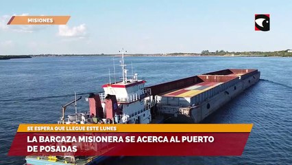 La barcaza misionera se acerca al puerto de Posadas