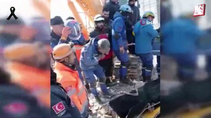 Çin ekibinden cansız çıkardıkları depremzedelere saygı duruşu