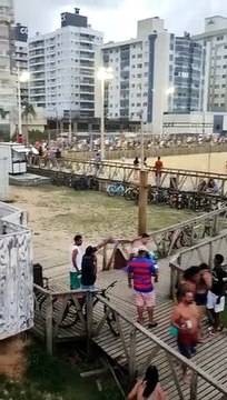 Partida de futebol de areia termina em confusão e tiros em Navegantes