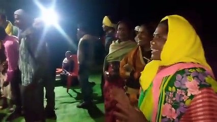 बसनिया बांध क्षेत्र में विकास यात्रा का कर रहे विरोध