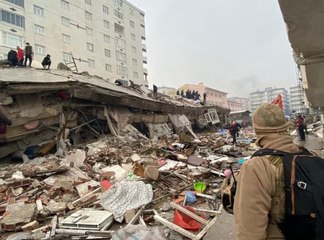 فريق الإنقاذ السعودي يستخدم أجهزة حديثة تستشعر بالأشخاص تحت الأنقاض