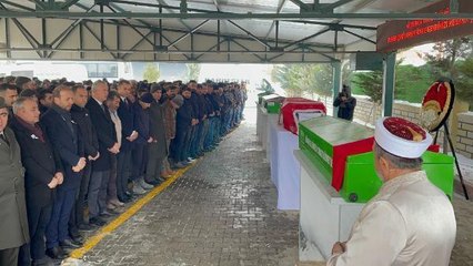 Ebrar sitesinde enkazdan çıkarılan Uzman Çavuş Yaman, eşi ve iki çocuğu toprağa verildi