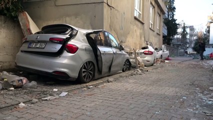 Şaşırtan görüntü: Ev kaydı arabalar altında kaldı