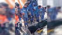 Çinli arama kurtarma ekibinden enkaz altından cansız çıkardıkları depremzedeye son veda