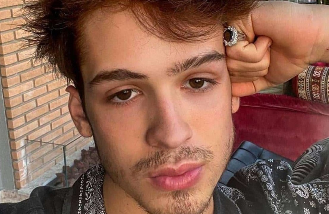 João Guilherme recorre a 'beijos técnicos' em cenas quando está comprometido