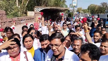 देखें video: हाथों में गुलाब लिए मांगों को लेकर लैब तकनीशियनों ने किया प्रदर्शन