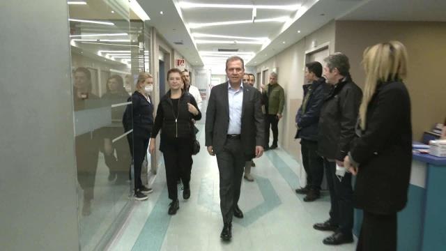 Vahap Seçer ve Meral Seçer, Mersin'de Bebek Sevinci Yaşayan Depremzede Aileyi Ziyaret Etti