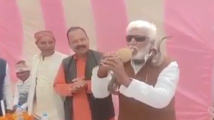 Rewa News: कोबरा को गले में लपेटकर बीजेपी विधायक ने बजाई बीन, कार्यकर्ता के कहने पर बने सपेरा