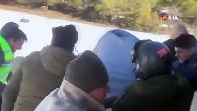 Helikopterler peş peşe havalandı, askeri gören köylüler onlara sarıldı