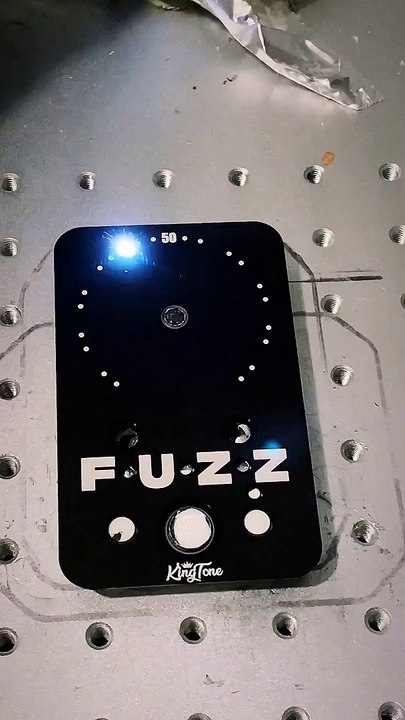 Gravure laser d'une pédale de guitare Fuzz