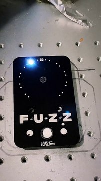 Gravure laser d'une pédale de guitare Fuzz