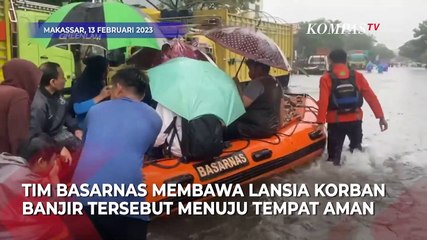 Download Video: Akibat Banjir di Makassar Seorang Lansia Dievakuasi Basarnas