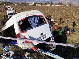 Manisa'da TIR'ın çarptığı servis midibüsü şarampole düştü: 17 işçi yaralı