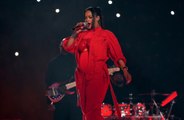 Rihanna incinta del secondo figlio col pancione sul palco