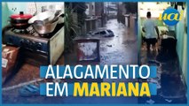 Rio transborda, inunda casas e cobre carros em Mariana