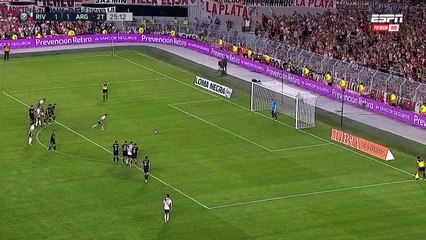 River 2-1 Argentinos Juniors: gol de Esequiel Barco (25m. ST)