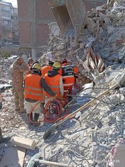 VAN'DAN GİDEN JANDARMA EKİPLERİ, 55 KİŞİYİ ENKAZDAN SAĞ OLARAK ÇIKARDI