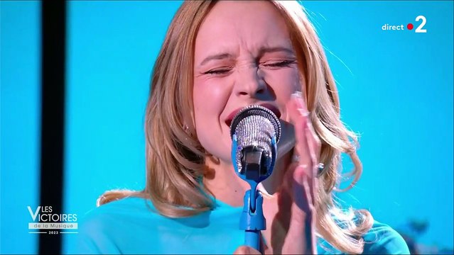 Angèle chante Le temps fera les choses aux Victoires de la Musique 2023