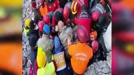 Hatay Akevler Mahallesi'nde 12 yaşındaki Kaan, 182. saatte enkazdan sağ çıkarıldı