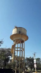 राजस्थान में यहां पेट्रोल की बोतल लेकर टंकी पर चढ़ा युवक, एसडीएम  की समझाइश पर उतरा